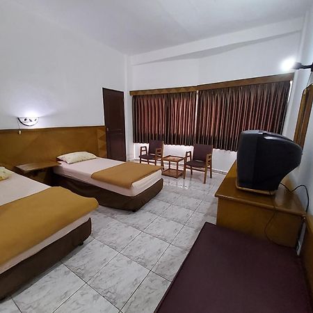 Hotel Kumala Samudra Cikakak Exteriör bild