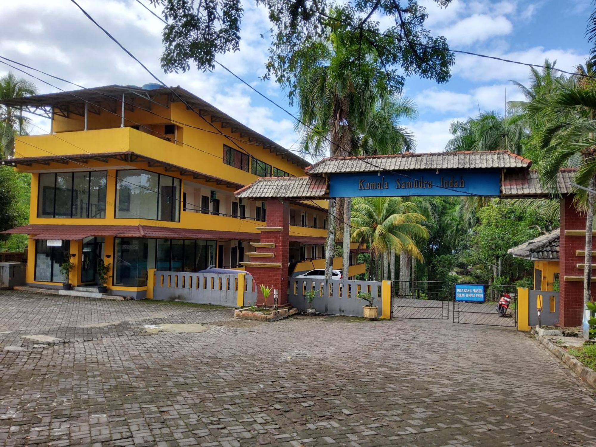 Hotel Kumala Samudra Cikakak Exteriör bild