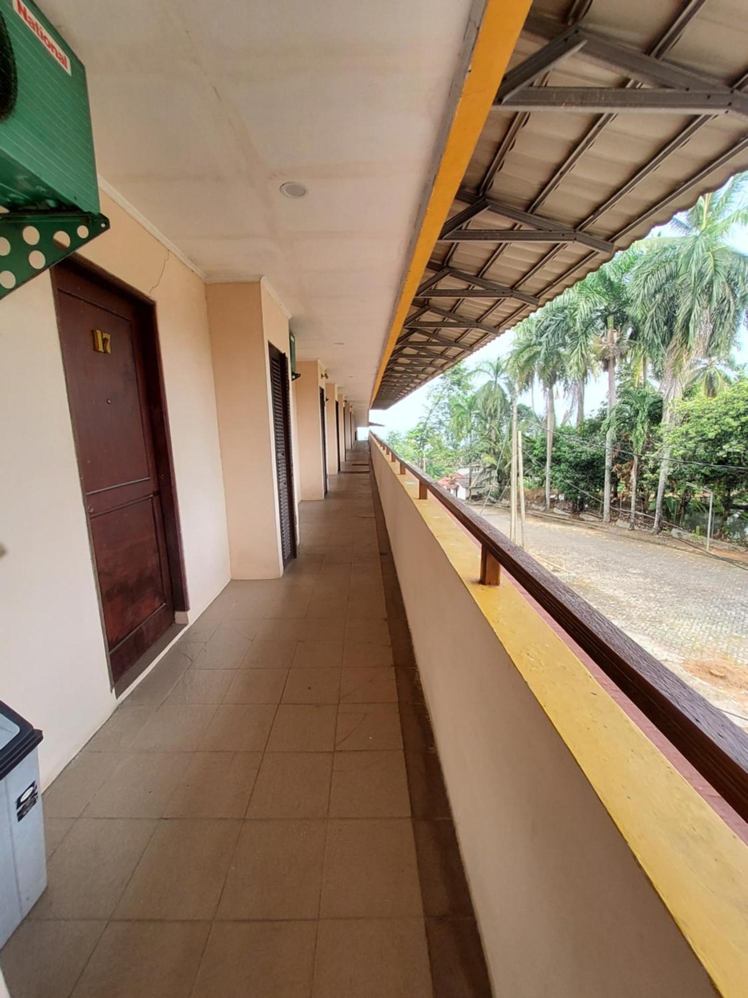 Hotel Kumala Samudra Cikakak Exteriör bild