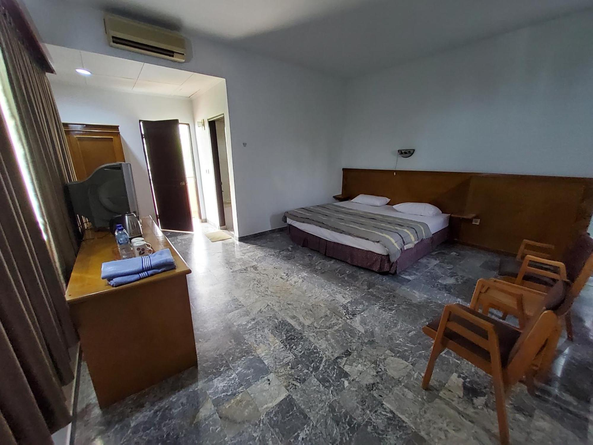 Hotel Kumala Samudra Cikakak Exteriör bild